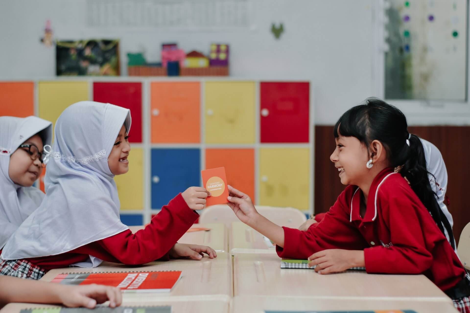 Siswa berdiskusi berkelompok di dalam kelas